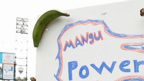 El fanático dominicano, Juan Balbuena, sostiene una pancarta durante el juego final del Clásico Mundial del Béisbol en San Francisco.