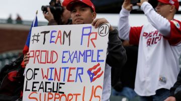 Arnaldo Cruz, de Puerto Rico, está listo con su cartel para presenciar esta noche el juego entre su selección y República Dominicana, en el estadio de San Francisco.