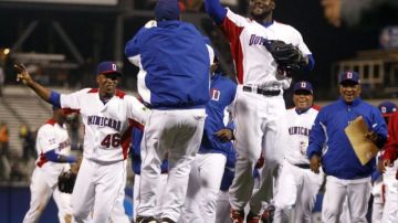 Jugadores de la República Dominicana celebran su victoria tras ganar el partido contra Holanda en el Clásico del Mundial de Béisbol celebrado en el AT&T Park en San Francisco.
