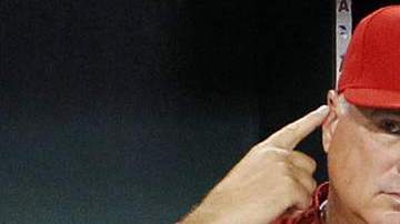 Mike Scioscia tiene el reto de hallar un abridor para los Angels.