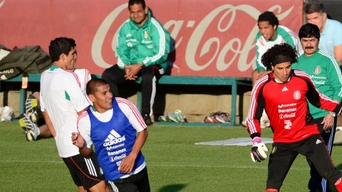 Carlos Salcido se divierte con Memo Ochoa en la concentración del Tri de cara al duelo del viernes.