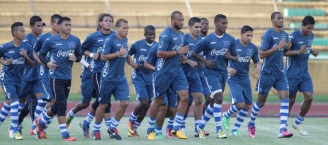 Jugadores catrachos entrenan juntos en la concentración de ayer.