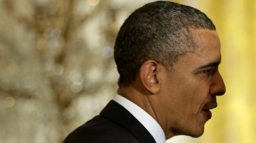 El Presidente Barack Obama habla con su nominado para el Departamento del Trabajo, Thomas E. Pérez, durante el anuncio.