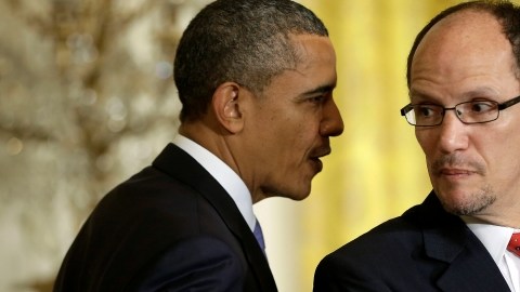 El Presidente Barack Obama habla con su nominado para el Departamento del Trabajo, Thomas E. Pérez, durante el anuncio.