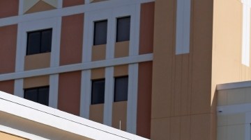 Un policía resguardaba ayer una calle cerca del sitio donde ocurrieron los hechos en la Universidad de Florida Central, en Orlando.