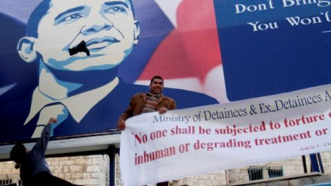 Activistas palestinos tiran zapatos a un poster del presidente Barack Obama en Belén, Jerusalén; su visita es del 20 al 22 de marzo.