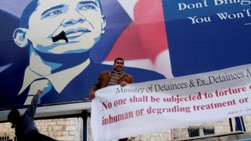 Activistas palestinos tiran zapatos a un poster del presidente Barack Obama en Belén, Jerusalén; su visita es del 20 al 22 de marzo.