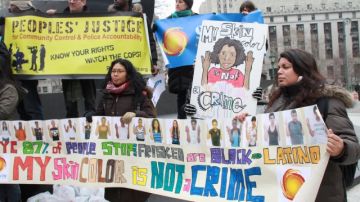 Un grupo de manifestantes se reunió en las afueras de la corte de Manhattan protestando contra la práctica discriminatoria y abusiva de la Policía.