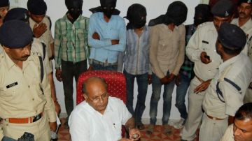 Los cinco hombres con los rostros cubiertos son parte del grupo que violó a una turista suiza en Datia, India.