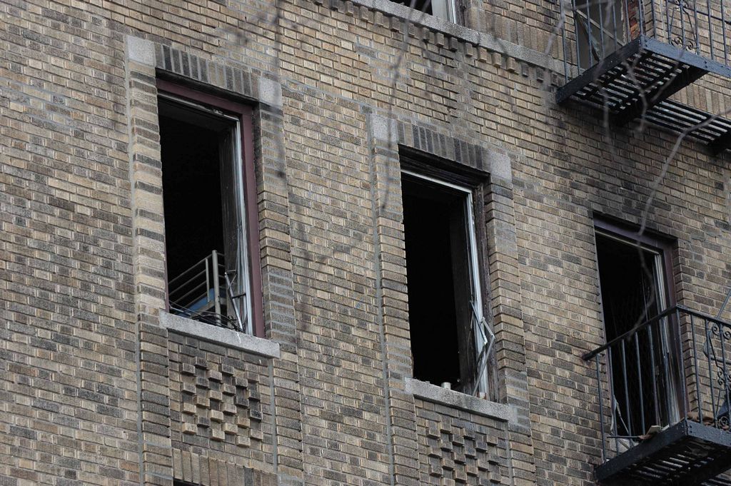 Fachada del edificio donde se produjo el incendio que mató a la niña hispana de 7 años.