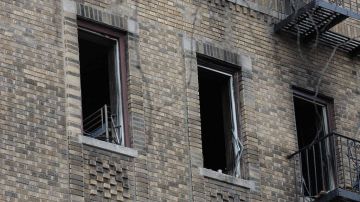 Fachada del edificio donde se produjo el incendio que mató a la niña hispana de 7 años.