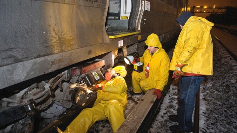 Funcionarios trabajan desde horas de la madrugada en las reparaciones.