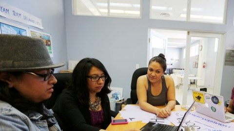 Imelda Plasencia (centro), coordinadora del grupo de 'dreamers' y LGBT, trabaja con algunos estudiantes que son miembros de esas comunidades en el centro estudiantil-laboral de la Universidad de California en Los Ángeles (UCLA).