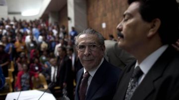 El exgobernante de facto del país José Efraín Ríos Montt (c) asiste a la Corte Suprema de Guatemala en Ciudad de Guatemala, durante el comienzo del histórico juicio por genocidio.