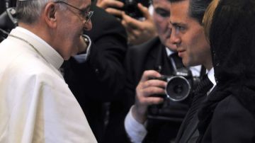 El Papa Francisco intercambioa palabras con el Presidente de México, Enrique Peña.
