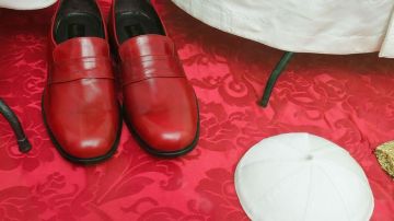 Los zapatos rojos, confeccionados en la ciudad de Novara aún esperan a que el Papa Francisco los utilice.
