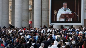 Miles de fieles se dieron cita en el Vaticano para escuchar al Papa Francisco, quien inicia su pontificado retomando el mensaje central del Jesucristo, basado en el amor.