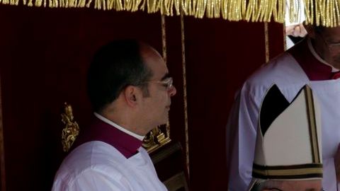 El Papa Francisco recibe el anillo del Pescador.
