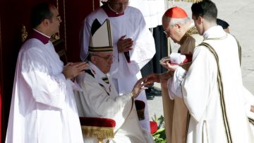 El Papa Francisco recibe el anillo del Pescador.