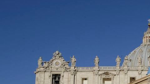 Visitantes del Vaticano muestran su orgullo con banderas en la inauguración del Papa Francisco.