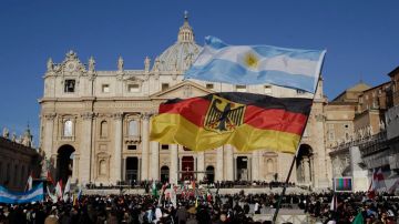 Visitantes del Vaticano muestran su orgullo con banderas en la inauguración del Papa Francisco.