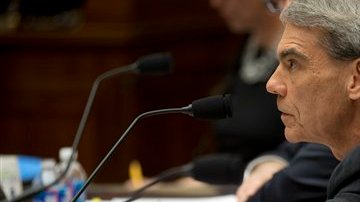 Michael Young (i) Director de Presupuesto del Dpto. de Agricultura testifica en el Capitolio en Washington, el 19 de marzo de 2013, antes de una audiencia conjunta sobre recortes del presupuesto.