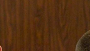 Al ser condenado, T.J. Lane, de 18 años, mostró esta camiseta con el mensaje "asesino".