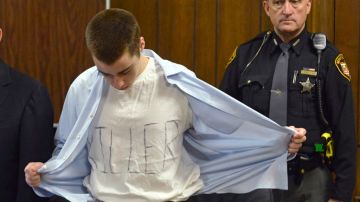 Al ser condenado, T.J. Lane, de 18 años, mostró esta camiseta con el mensaje "asesino".