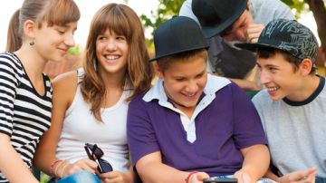 Más de tres cuartas partes de los adolescentes tienen un teléfono celular y usan sitios de redes sociales como Facebook.