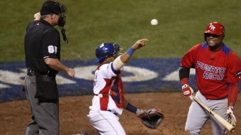El jugador puertorriqueño Carlos Rivera (derecha) reacciona al segundo "strike" durante la final del Clásico Mundial de Béisbol contra República Dominicana.