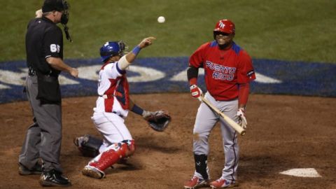 El jugador puertorriqueño Carlos Rivera (derecha) reacciona al segundo "strike" durante la final del Clásico Mundial de Béisbol contra República Dominicana.