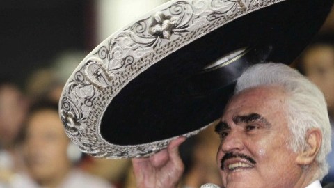 Vicente Fernández tuvo que interrumpir su gira del adiós tras ser operado de emergencia.