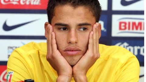 Diego Reyes fue castigado por utilizar la mano.