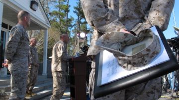 El general Brigadier  Jim Lukeman habla ante los medios  del accidente en la base militar