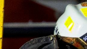 El hombre rescatado, con casco negro, era animado por oficiales que le asistieron hasta que fue trasladado al hospital.