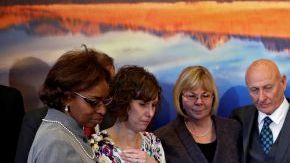 El gobernador de Colorado, John Hickenlooper, firmó hoy una ley que limita la capacidad de los cargadores de armas a 15 proyectiles y amplía la investigación de antecedentes a los compradores de armas.