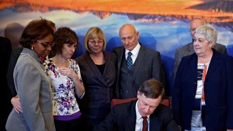 El gobernador de Colorado, John Hickenlooper, firmó hoy una ley que limita la capacidad de los cargadores de armas a 15 proyectiles y amplía la investigación de antecedentes a los compradores de armas.