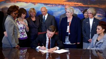 El gobernador de Colorado, John Hickenlooper, firmó hoy una ley que limita la capacidad de los cargadores de armas a 15 proyectiles y amplía la investigación de antecedentes a los compradores de armas.