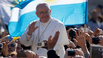El Papa Jorge Mario Bergoglio fue criticado por algunos sectores en Argentina que lo acusaron de ayudar a la dictadura.