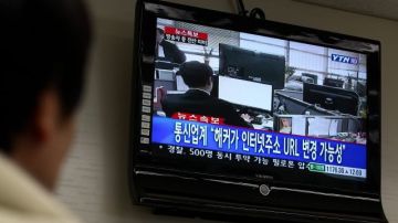 Un hombre observa un monitor con la noticia de fallos informáticos provocado por lo que en apariencia se trata de un ataque cibernético, en Seúl, Corea del Sur.