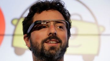 El co-fundador de Google, Sergey Brin, modela las gafas inteligentes de la empresa en un evento en California.