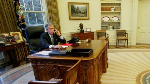 George W. Bush junto a Condoleezza Rice, la entonces encargada de Asuntos de Seguridad Nacional en una foto de archivo del 2003.