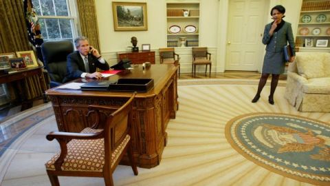 George W. Bush junto a Condoleezza Rice, la entonces encargada de Asuntos de Seguridad Nacional en una foto de archivo del 2003.