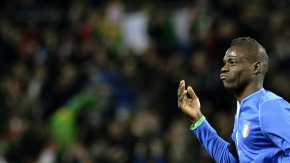 Mario Balotelli colaboró con un golazo para el empate de Italia ante Brasil