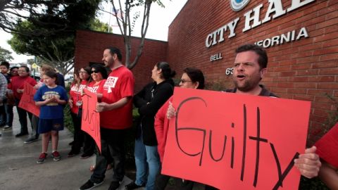 Miembros del grupo BASTA se manifestaron en la ciudad de Bell al darse a conocer el fallo del jurado en el caso por corrupción.