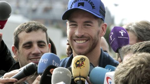 Sergio Ramos habla con la prensa a su llegada a la Ciudad del Futbol, donde España se concentra para las eliminatorias.