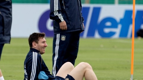 Lionel Messi en un descanso del entrenamiento de ayer en Buenos Aires  donde la albiceleste prepara  su partido frente a Venezuela.