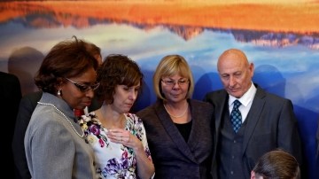 El  gobernador John Hickenlooper (c) firmó ayer tres nuevas leyes para el control de armas de fuego.