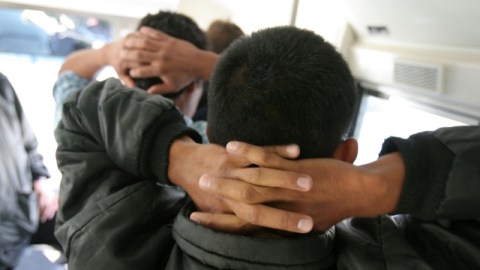 Immigrantes arrestados por ICE son tranportados en autobús, para luego ser deportados.