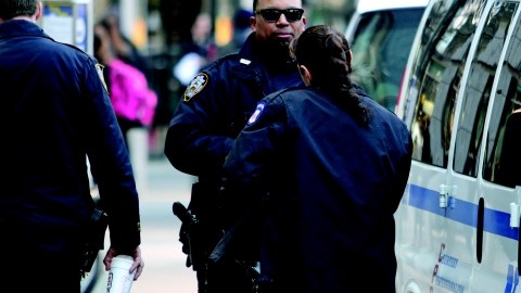 Miembros del Departamento de Policía de Nueva York en las calles de Manhattan.